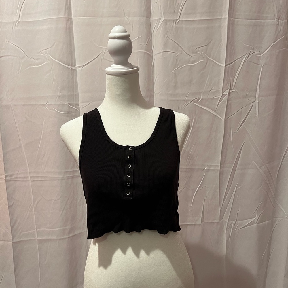 Black cropped tank